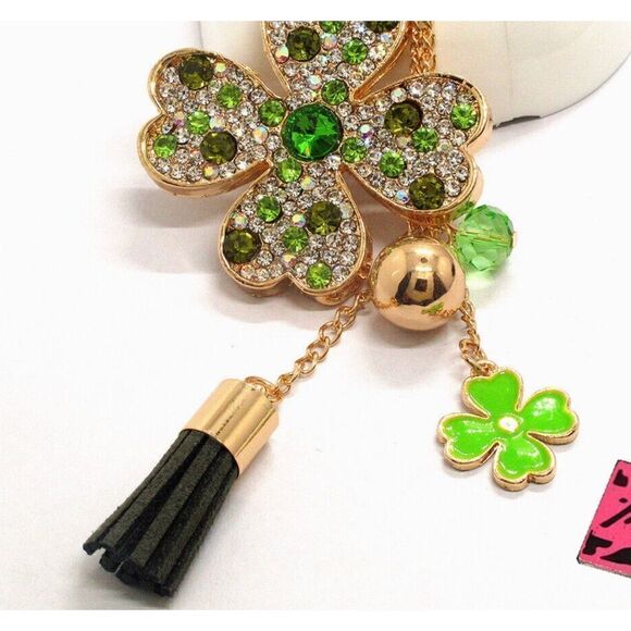 🍀 Betsey Johnson stunning crystal clover necklace 🍀 - Picture 1 of 5
